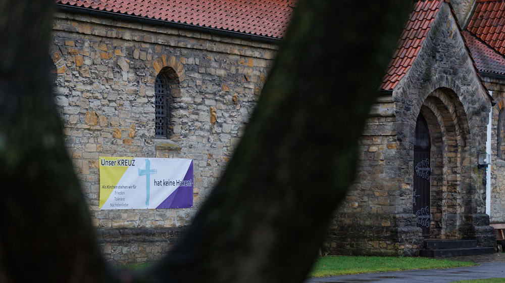 Die Aktion von gegen Rechtsextremismus wurde von Kirchen in Osnabrück initiiert und startete am Holocaust-Gedenktag. / Foto: Friso Gentsch/dpa