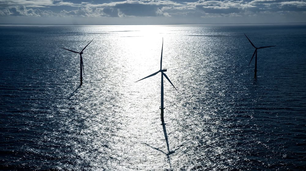 Mit nicht verbrauchtem Windstrom soll künftig auf der Nordsee Wasserstoff hergestellt werden. (Archivbild) / Foto: Sina Schuldt/dpa