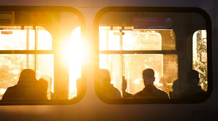 Mit der Förderung sollen unter anderem neue Stadtbahnen angeschafft werden. (Archivbild) / Foto: Julian Stratenschulte/dpa/dpa-tmn