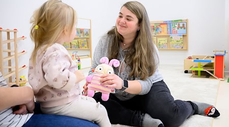 In der Krabbelgruppe ist es kein Problem, dass Betreuerin Brenda noch nicht so gut Deutsch spricht. / Foto: Julian Stratenschulte/dpa