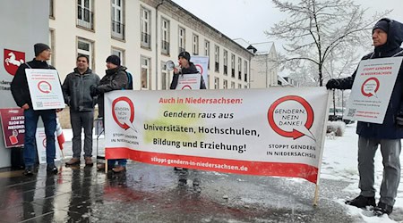 Die Volksinitiative demonstriert vor der Staatskanzlei.  / Foto: Christopher Weckwerth/dpa