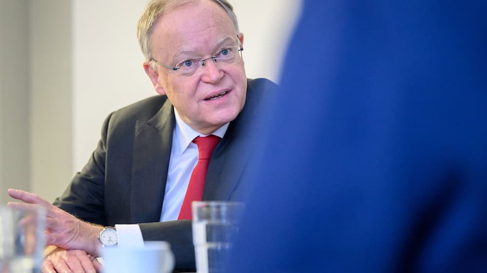 Niedersachsen Ministerpräsident Weil warnt vor der Symbolik einer gemeinsamen Abstimmung von Union und AfD. (Archivbild) / Foto: Julian Stratenschulte/dpa