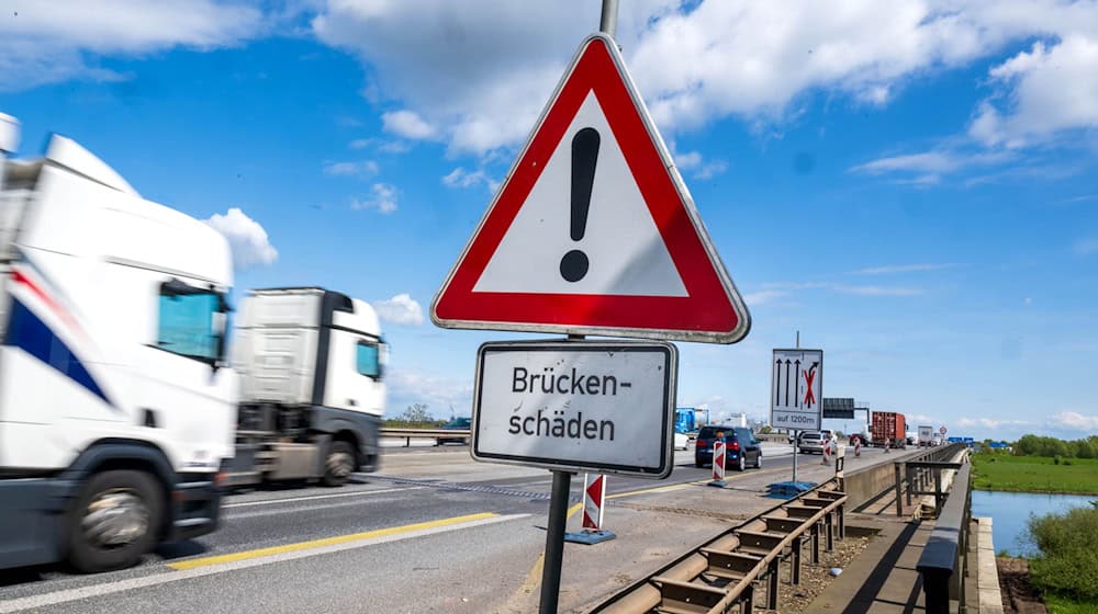 Wegen eines Lagerschadens muss die Bremer Weserbrücke im Februar repariert werden. (Archivbild) / Foto: Sina Schuldt/dpa