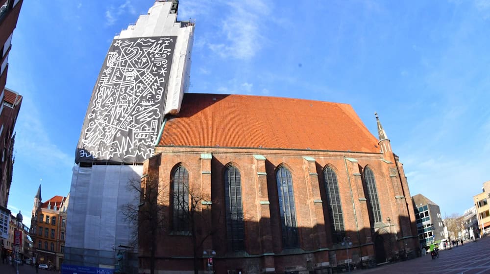 Die drei Bilder des Triptychons sind von mehreren Standpunkten in der Stadt zu sehen. / Foto: Ella Wenzel/dpa