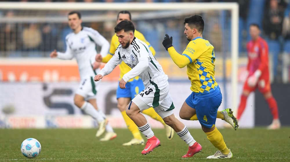 Kein Sieger beim Spiel zwischen Eintracht Braunschweig und Schalke 04. / Foto: Swen Pförtner/dpa