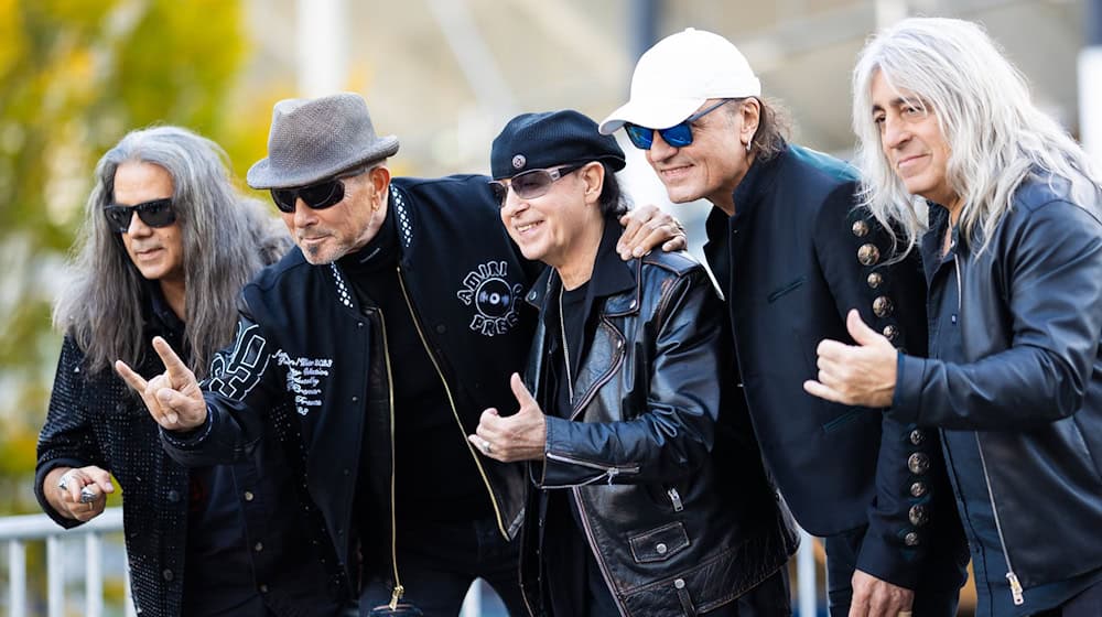 Mikkey Dee, hier rechts im Bild, mit den Scorpions. / Foto: Moritz Frankenberg/dpa