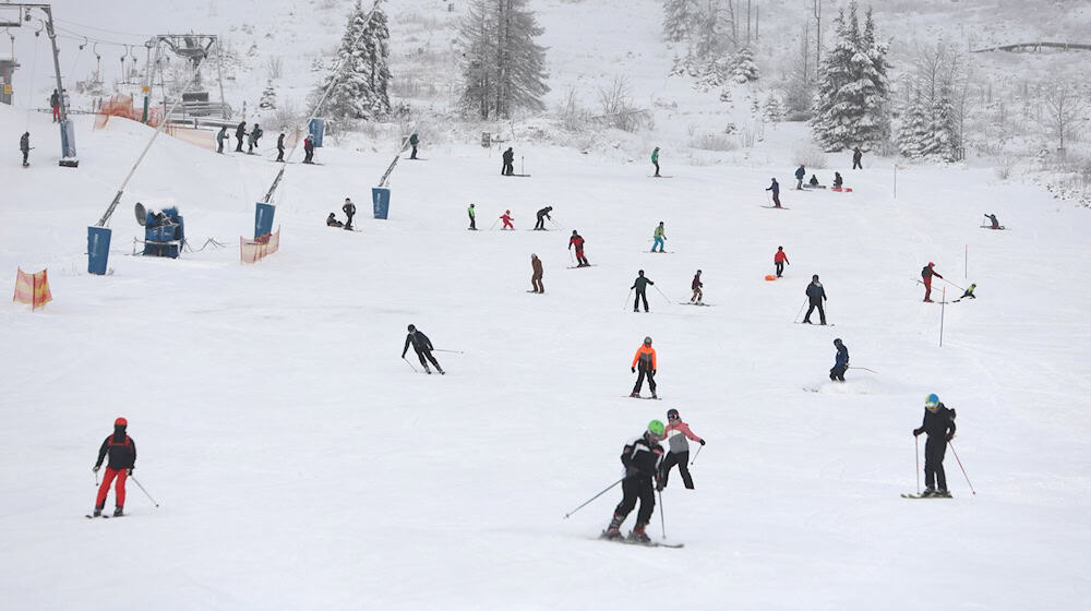 Viele Wintersportler sind am Samstag zum Skilaufen und Rodeln im Harz unterwegs gewesen. (Archivbild) / Foto: Matthias Bein/dpa