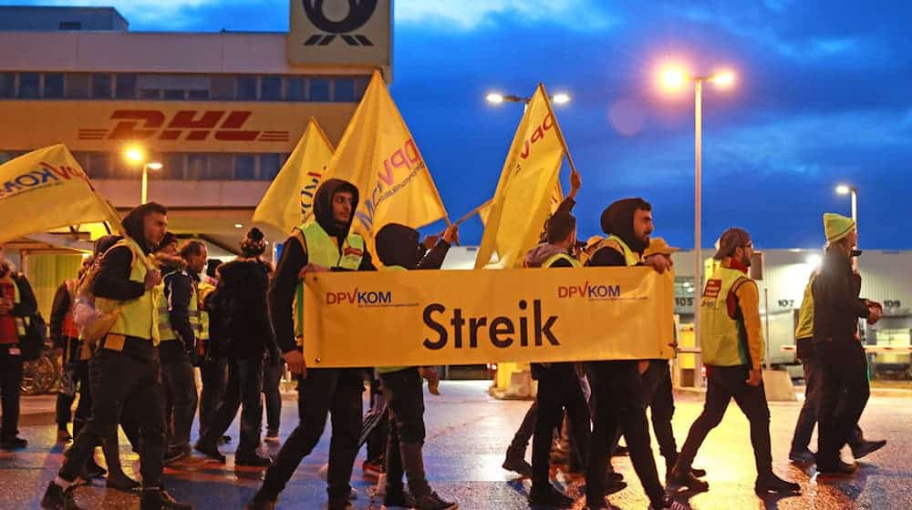 Die Gewerkschaft fordert neben der linearen Entgelterhöhung von mindestens 8 Prozent eine Mindesterhöhung der Monatsentgelte um 350 Euro. (Archivbild) / Foto: Peter Gercke/dpa-Zentralbild/dpa