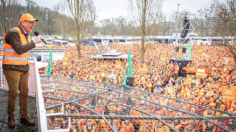 Zur Großdemo gegen Jagdbeschränkungen sind Jäger aus ganz Deutschland nach Hannover angereist. / Foto: Moritz Frankenberg/dpa