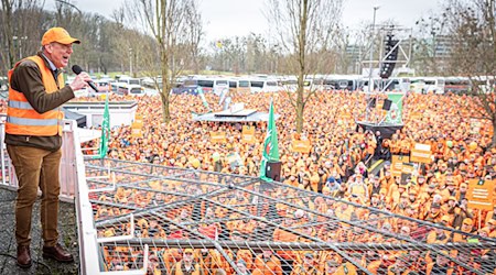 Zur Großdemo gegen Jagdbeschränkungen sind Jäger aus ganz Deutschland nach Hannover angereist. / Foto: Moritz Frankenberg/dpa