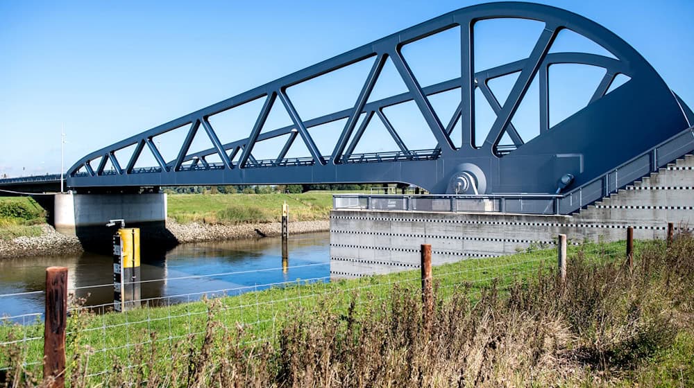 Die Brücke über die Hunte lässt sich nach einem Defekt nicht mehr schließen. (Archivbild)  / Foto: Hauke-Christian Dittrich/dpa