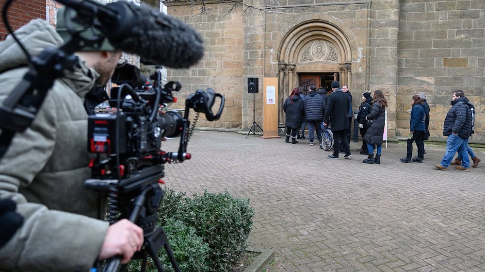 Unter großer Anteilnahme ist bei einer Trauerfeier in Wolfenbüttel an den in Magdeburg getöteten neunjährigen Jungen erinnert worden. / Foto: Swen Pförtner/dpa