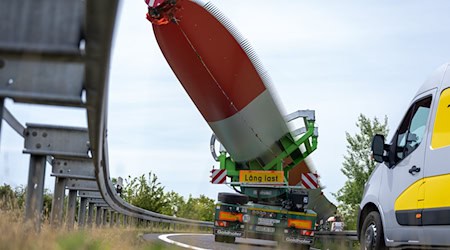 Die Autofahrerin hat den Windradflügel vermutlich zu spät gesehen. (Symbolbild) / Foto: Hendrik Schmidt/dpa