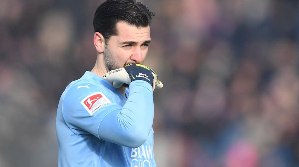 Spielte mit gebrochenem Daumen: Torwart Marko Johansson von Eintracht Braunschweig. / Foto: Swen Pförtner/dpa