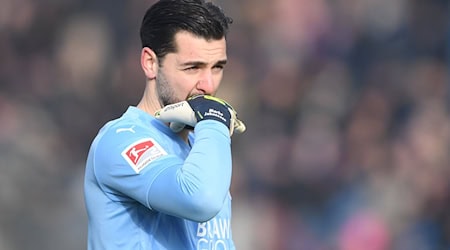 Spielte mit gebrochenem Daumen: Torwart Marko Johansson von Eintracht Braunschweig. / Foto: Swen Pförtner/dpa