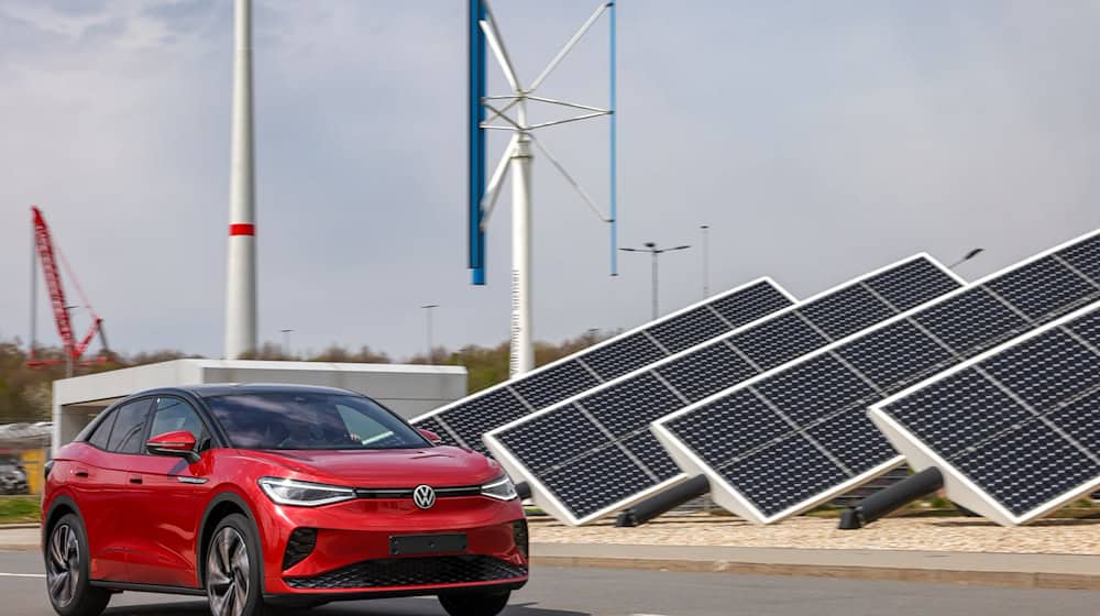 Um seine E-Autos mit Strom zu versorgen, unterstützt VW den Ausbau von Wind- und Solarparks . (Archivbild) / Foto: Jan Woitas/dpa