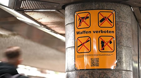 Die Bundespolizei hat ein Waffenverbot an den Hauptbahnhöfen in Hannover und Bremen verlängert. (Archivfoto) / Foto: Niklas Graeber/dpa