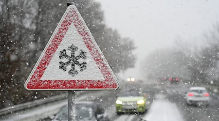 Der Deutsche Wetterdienst warnt in Niedersachsen und Bremen vor einer brisanten Wetterlage mit Glatteis. (Symbolbild) / Foto: Lars Penning/dpa