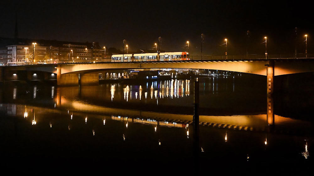 Auf der Wilhelm-Kaisen-Brücke in Bremen dürfen keine Wahlplakate hängen. (Archivbild) / Foto: Sina Schuldt/dpa