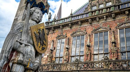 Die Rolandstatue vor dem Bremer Rathaus. Der Schriftsteller Wilhelm Bartsch ist mit dem 71. Bremer Literaturpreis im Rathaus ausgezeichnet worden. (Symbolbild) / Foto: Sina Schuldt/dpa