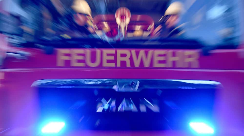 Die Feuerwehr hat nach einem Wohnungsbrand in Rendsburg einen Toten gefunden. (Symbolbild) / Foto: Carsten Rehder/dpa