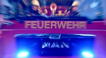 Die Feuerwehr hat nach einem Wohnungsbrand in Rendsburg einen Toten gefunden. (Symbolbild) / Foto: Carsten Rehder/dpa