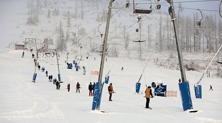 Auf eine derart geschlossene Schneedecke hoffen Liftbetreiber im Harz für die Zeugnisferien. (Archivbild) / Foto: Matthias Bein/dpa