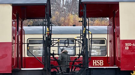  Die HSB hat den Zugverkehr zum Brocken wegen Sturms für heute eingestellt. (Archivbild) / Foto: Matthias Bein/dpa