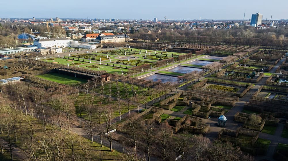 Die Herrenhäuser Gärten mit dem Schloss Herrenhausen. / Foto: Julian Stratenschulte/dpa