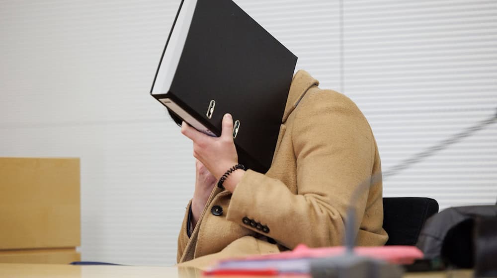 Ohne jemals Medizin studiert zu haben, arbeitete eine junge Frau kurze Zeit als Assistenzärztin in Krankenhäusern - nun muss sie sich dem Prozess stellen. / Foto: Friso Gentsch/dpa