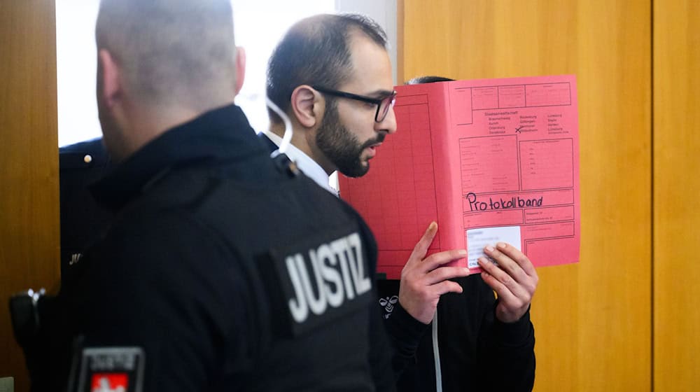 Verteidiger Roj Khalaf will am nächsten Prozesstag eine Erklärung für den Angeklagten abgeben.  / Foto: Julian Stratenschulte/dpa