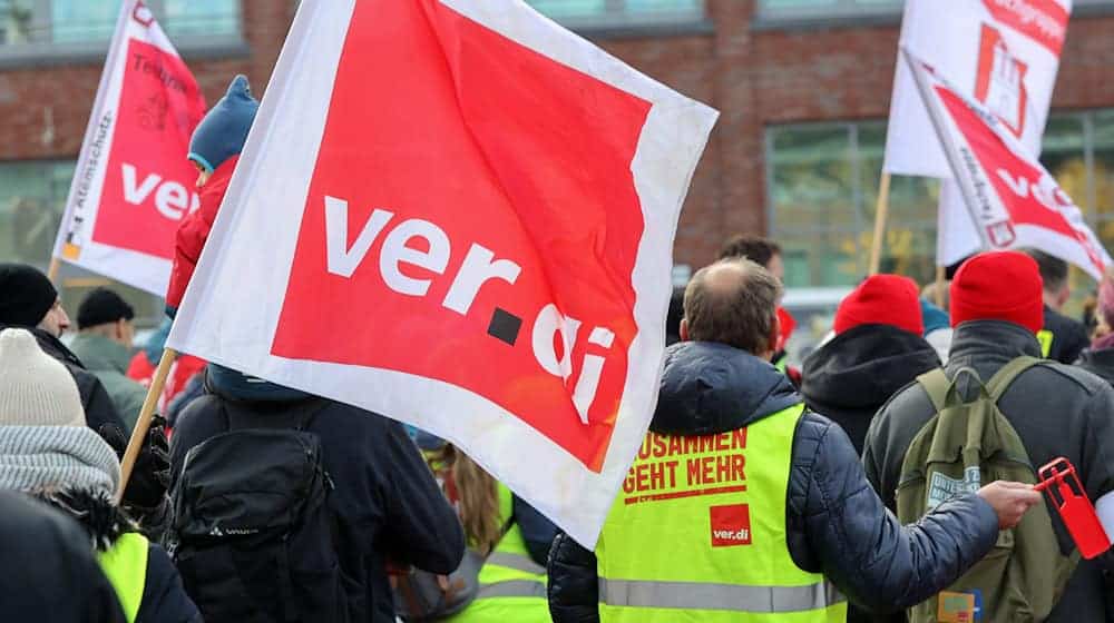 Gewerkschaften rufen zu Warnstreiks auf - der Arbeitgeberverband kritisiert die Arbeitsniederlegungen. / Foto: Bodo Marks/dpa