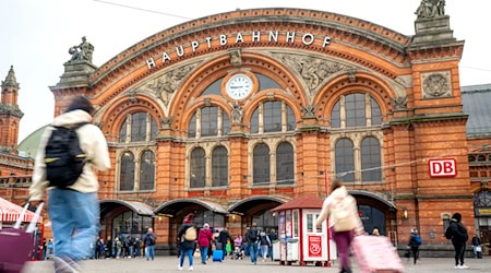 Ein Bahnsteig am Bremer Hauptbahnhof wurde für die Polizeimaßnahmen geräumt. (Archivbild) / Foto: Sina Schuldt/dpa