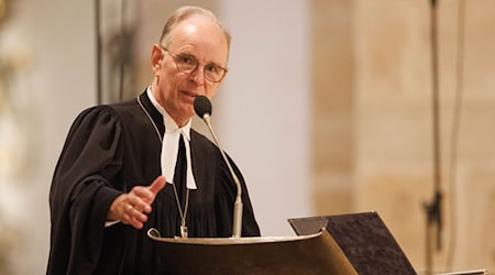 Landesbischof Meister sorgt sich um die politische Kultur in Deutschland. (Archivbild) / Foto: Friso Gentsch/dpa