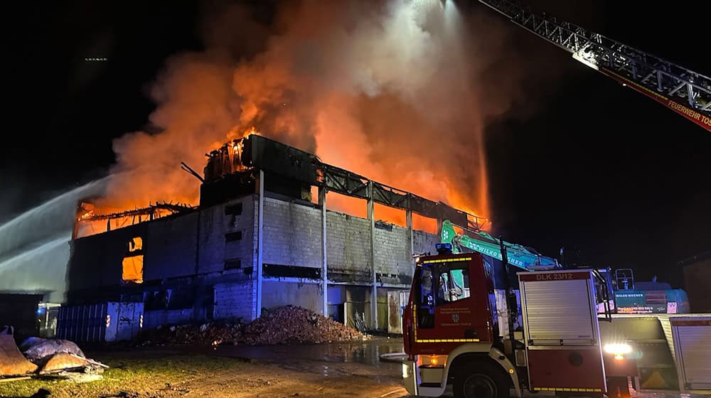 Fast 150 Feuerwehrleute waren den Angaben zufolge für die Löscharbeiten an einer Sporthalle im Einsatz.  / Foto: Sebastian Peters/NEWS5/dpa