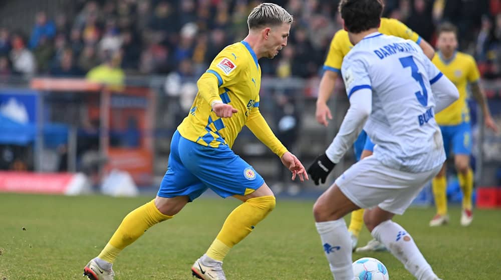 Braunschweigs Lino Tempelmann schießt das Tor zum 1:0. / Foto: Swen Pförtner/dpa