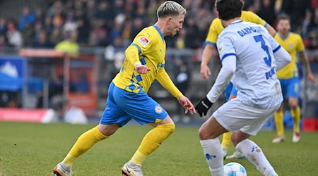 Braunschweigs Lino Tempelmann schießt das Tor zum 1:0. / Foto: Swen Pförtner/dpa