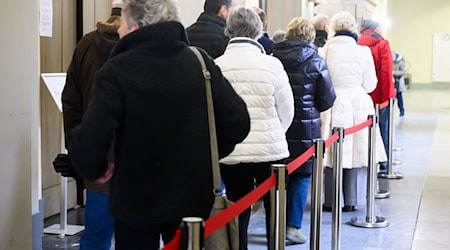 Wähler stehen Schlange für die Bundestagswahl 2025 in der Briefwahlstelle im Neuen Rathaus Hannover. / Foto: Julian Stratenschulte/dpa