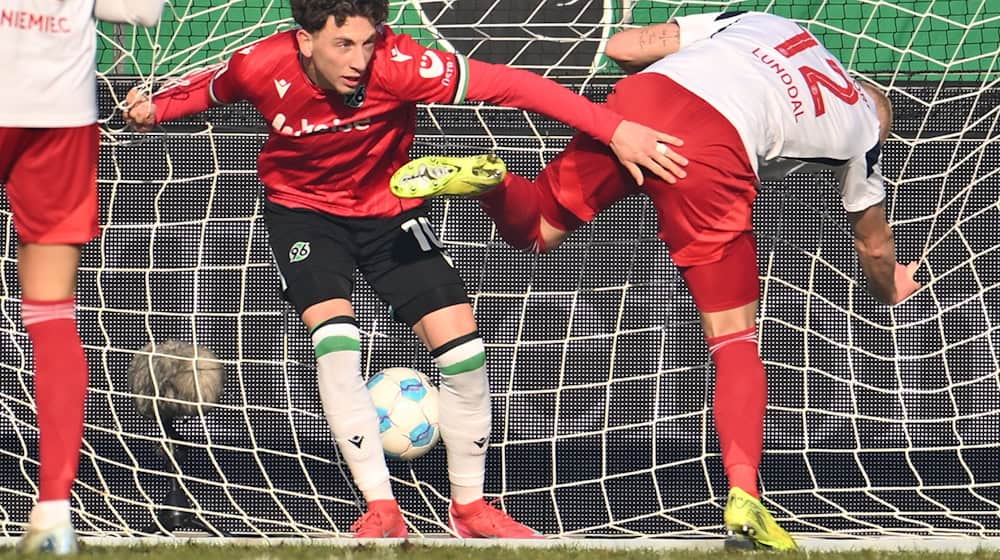  Jannik Rochelt (l) feiert sein Tor zum 1:1.  / Foto: Swen Pförtner/dpa