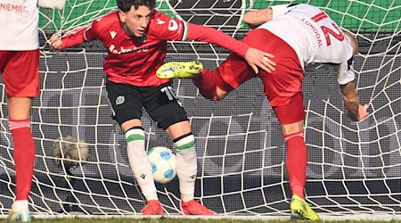  Jannik Rochelt (l) feiert sein Tor zum 1:1.  / Foto: Swen Pförtner/dpa