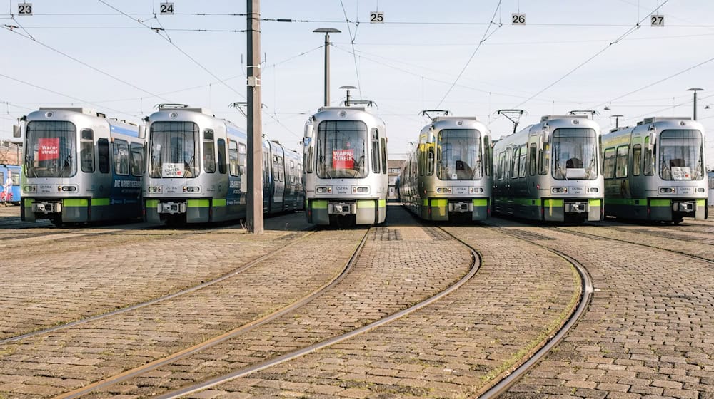 Wegen eines Warnstreiks bleiben die Straßenbahnen der Üstra im Depot. (Archivbild) / Foto: Ole Spata/dpa