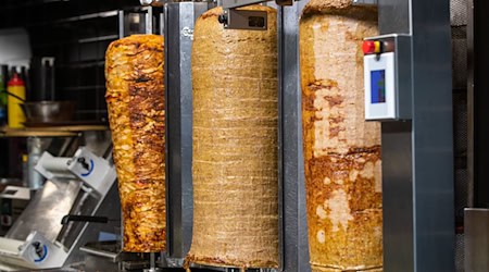 Sonst dreht sich darauf das Fleisch, in diesem Fall wurde ein Dönerspieß als Einbruchswerkzeug verwendet. (Symbolbild) / Foto: Christoph Schmidt/dpa