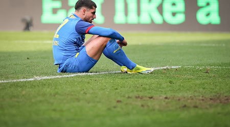 Fabio Di Michele Sanchez von Braunschweig sitzt nach dem Fürther Treffer zum 3:0 auf dem Rasen. / Foto: Daniel Karmann/dpa