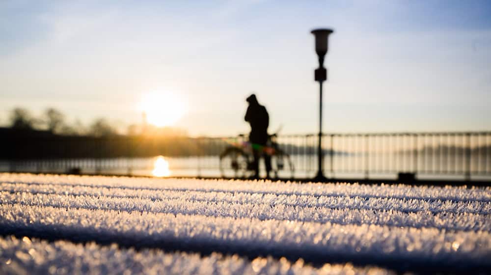 Klirrend kalt: In der Nacht zu Montag kann es in Niedersachsen und Bremen vereinzelt bis zu minus zehn Grad kalt werden (Symbolbild). / Foto: Julian Stratenschulte/dpa