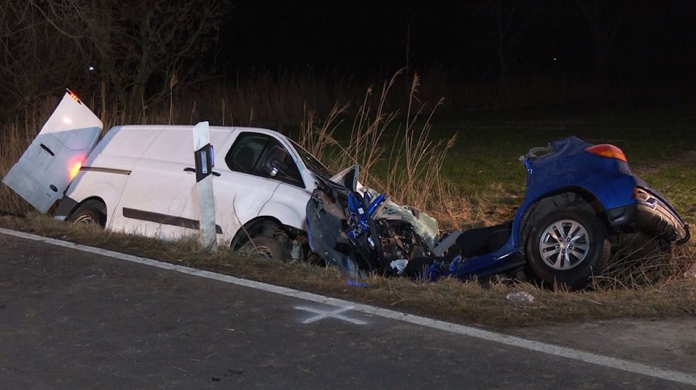 Ein dreijähriges Kind überlebt schwer verletzt einen Unfall in Pewsum - seine beiden Eltern sterben. / Foto: --/NonstopNews/dpa