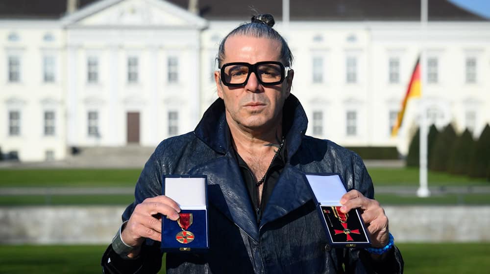 Der Künstler Luigi Toscano hat seine Verdienstmedaille sowie das Bundesverdienstkreuz des Holocaust-Überlebenden Albrecht Weinberg aus Protest Bundespräsident Frank-Walter Steinmeier zurückgegeben.  / Foto: Bernd von Jutrczenka/dpa