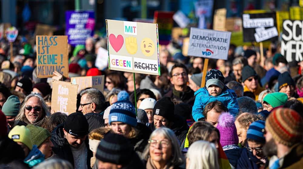 Tausende Menschen haben auch am Sonntag für die Demokratie und gegen Rechts demonstriert. (Archivbild) / Foto: Moritz Frankenberg/dpa