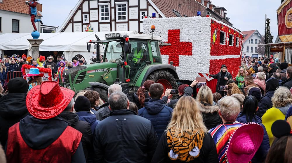 Jedes Jahr feiern die Dammer ihren «Traditions-Carneval» – der Termin fällt in diesem Jahr auf den Tag der Bundestagswahl. (Archivbild) / Foto: Focke Strangmann/dpa