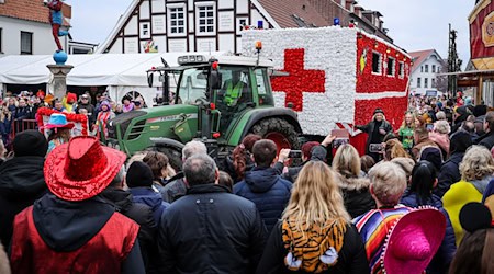 Jedes Jahr feiern die Dammer ihren «Traditions-Carneval» – der Termin fällt in diesem Jahr auf den Tag der Bundestagswahl. (Archivbild) / Foto: Focke Strangmann/dpa