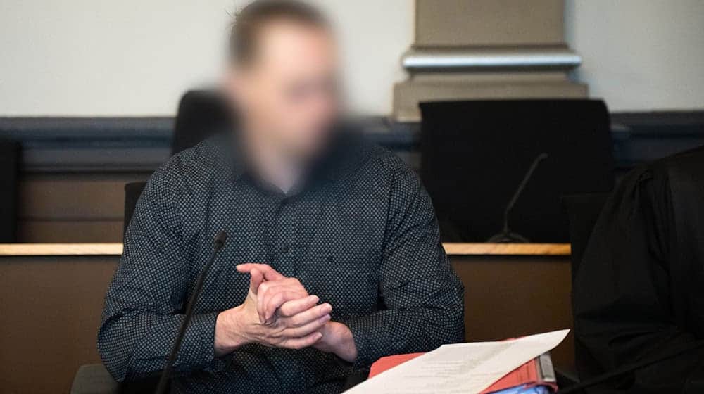 Der Angeklagte sitzt vor Prozessbeginn im Gerichtssaal im Landgericht Verden. Nun soll seine Ex-Frau vor Gericht als Zeugin aussagen. (Archivfoto) / Foto: Sina Schuldt/dpa